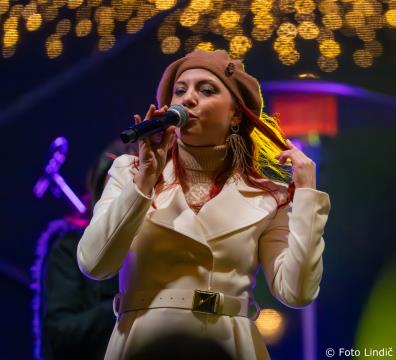 Temperamentna Tanja Žagar je razgrela kamniško publiko za najdaljšo noč v letu in silvestrovanje v centru Pravljičnega Kamnika (5)